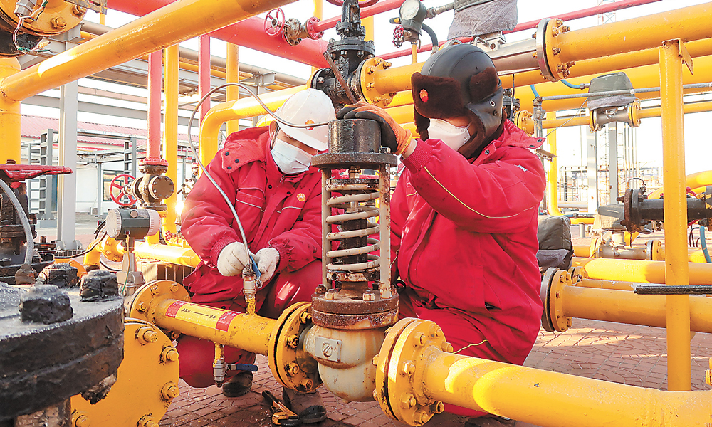 近日，冀東油田油氣集輸公司精準(zhǔn)控制原油外輸溫度，保證裝船溫度滿(mǎn)足要求，調(diào)節(jié)生產(chǎn)運(yùn)行參數(shù)，合理控制加熱爐溫度，進(jìn)一步減少自用氣量，為冬供“爭(zhēng)氣”送暖。圖為員工強(qiáng)化冬季天然氣設(shè)備維護(hù)保養(yǎng)。楊軍 王翔 攝影報(bào)道