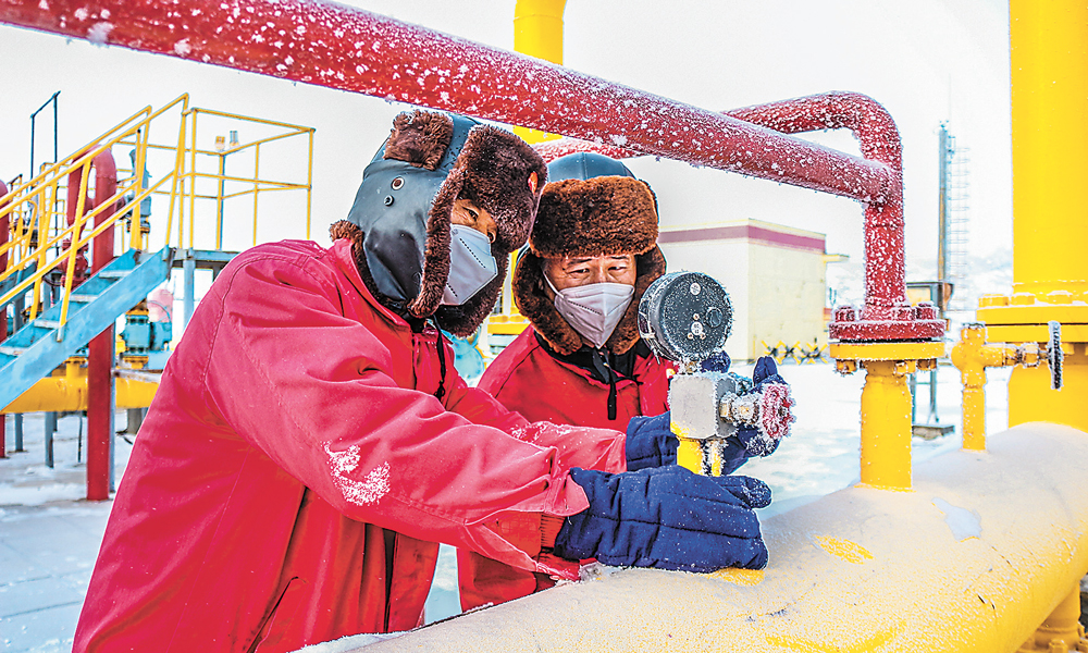 近日，新疆油田油氣儲(chǔ)運(yùn)公司采取“線(xiàn)上+線(xiàn)下”監(jiān)督組合拳守住安全底線(xiàn)，發(fā)動(dòng)全員查隱患、治隱患，守牢安全生產(chǎn)基本盤(pán)，鞏固好全年油氣儲(chǔ)運(yùn)生產(chǎn)成果。圖為公司員工冒著凜冽的寒風(fēng)在配氣站排查安全隱患。張克文 陸利祥 攝影報(bào)道