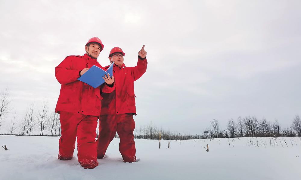 近日，大慶油田采氣員工踏著厚厚積雪仔細(xì)巡線(xiàn)，確保天然氣管線(xiàn)安全運(yùn)行。高乃佳 張?jiān)破?攝影報(bào)道
