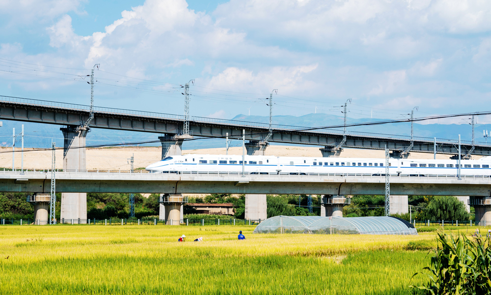 12月16日，中國中鐵多家單位參建的中越國際通道彌勒至蒙自高速鐵路開通運營。昆明南站至紅河站最快69分可達，云南省紅河哈尼族彝族自治州境內彌勒、開遠、蒙自等三地實現半小時通達。