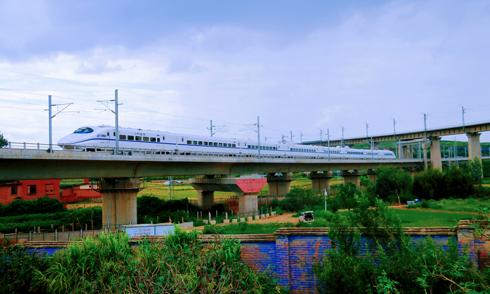 彌蒙高鐵的開通運營，極大便利沿線各族人民群眾出行，助力旅游等產業發展，對支持民族地區加快發展、全面推進鄉村振興、促進高水平對外開放，具有十分重要的意義。