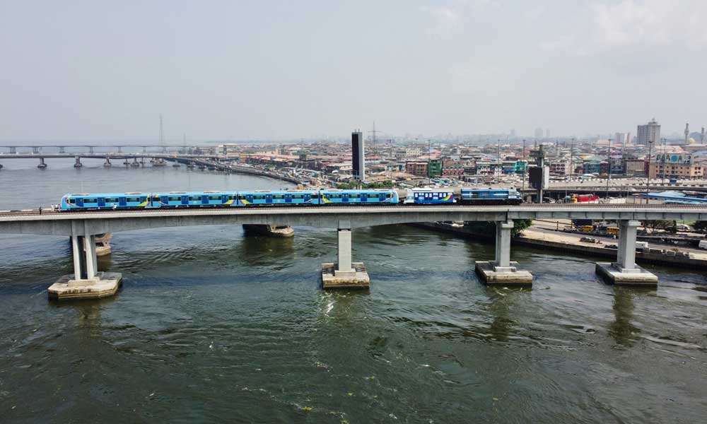 當(dāng)?shù)貢r(shí)間12月21日，由中國鐵建所屬中國土木總承包，鐵四院設(shè)計(jì)，中國鐵建大橋局、中鐵建電氣化局參建的西非第一條電氣化輕軌——尼日利亞拉各斯輕軌藍(lán)線一期竣工儀式在尼國家大劇院站隆重舉行。圖為行駛中的拉各斯輕軌藍(lán)線列車。