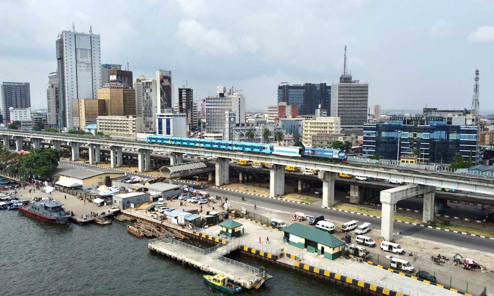 拉各斯輕軌藍(lán)線全長約28公里，連接拉各斯商業(yè)中心馬瑞納至西部巴達(dá)格瑞地區(qū)，共設(shè)車站11座，設(shè)計(jì)時(shí)速100公里。本次竣工的一期工程為馬瑞納至麥圖段，全長13公里，設(shè)立車站5座。圖為行駛中的拉各斯輕軌藍(lán)線列車。