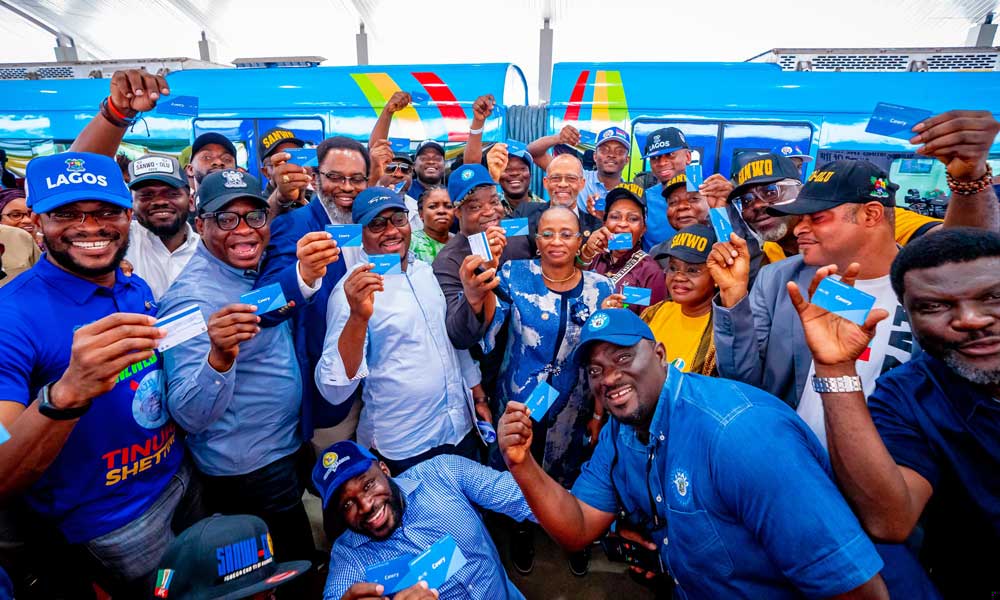 輕軌鋪設(shè)階段，建設(shè)者首次采用MATLAB仿真技術(shù)與現(xiàn)場結(jié)合的方式，提高了定測階段的準(zhǔn)確性，減少了人工復(fù)測的時(shí)長，有效提升建設(shè)效率。依托現(xiàn)場實(shí)際，中國鐵建各參建單位積極開展科技創(chuàng)新研究，申報(bào)多項(xiàng)工法并獲得立項(xiàng)，發(fā)明多項(xiàng)專利技術(shù)，在國家級核心期刊發(fā)表十余篇技術(shù)研究和管理研究論文，科技成果收獲頗豐。圖為乘客打卡合影留念。