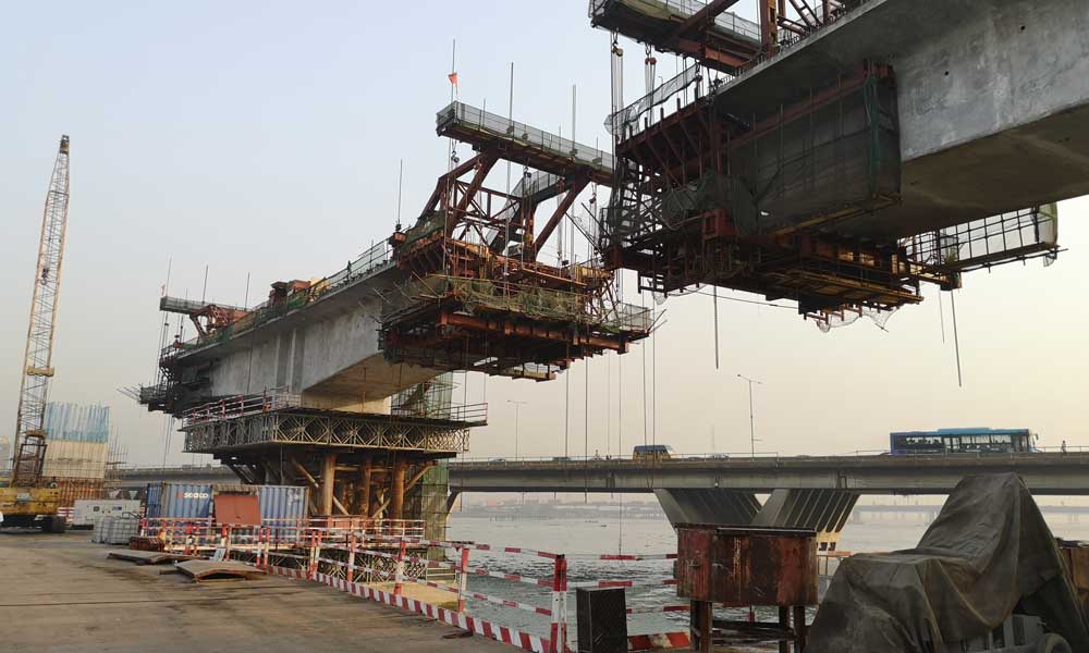 作為非洲第一大人口城市、非洲第一大城市經(jīng)濟(jì)體的拉各斯，輕軌藍(lán)線是該州有史以來投資規(guī)模最大的基礎(chǔ)設(shè)施工程。輕軌全線建成后將極大緩解拉各斯州的交通壓力，為尼日利亞乃至西非其他國家的軌道交通系統(tǒng)規(guī)劃與建設(shè)提供積極借鑒。圖為拉各斯跨海大橋架設(shè)現(xiàn)場。