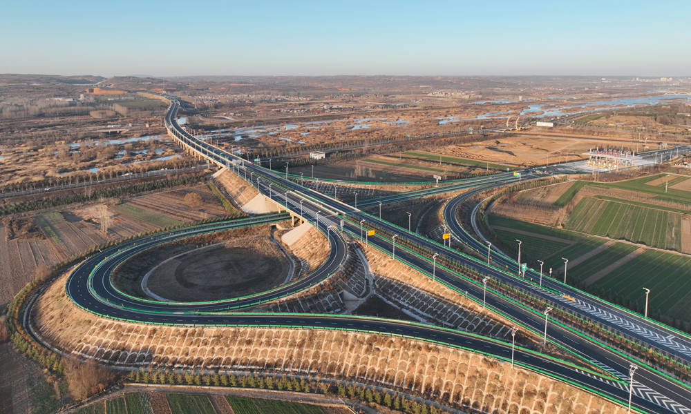 12月26日，中國中鐵投資建設(shè)的?連霍、二廣高速聯(lián)絡(luò)線河南新安至伊川高速公路正式通車。