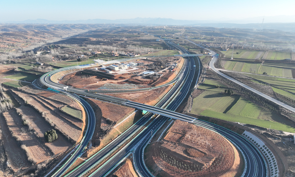 新伊高速是河南省高速公路網(wǎng)規(guī)劃的重點(diǎn)線路，是洛陽第二外環(huán)高速的重要組成部分。項(xiàng)目起于連霍高速鐵門樞紐互通，在白沙樞紐互通與二廣高速相交，全長81.25公里，按照雙向四車道高速公路標(biāo)準(zhǔn)建設(shè)，設(shè)計(jì)時(shí)速100公里。