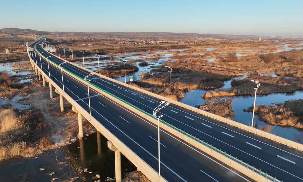 新伊高速作為河南省高速公路“雙千工程”和“13445工程”中引入央企投資的重點(diǎn)項(xiàng)目，在我國整個(gè)交通網(wǎng)絡(luò)中處于東西交匯、南北溝通的中樞地區(qū)。建成通車后，將推動(dòng)洛陽第二外環(huán)高速取得突破性進(jìn)展，實(shí)現(xiàn)洛陽西南方向連霍、洛盧、洛欒、二廣4條高速及多條國省道互聯(lián)互通、搭接成網(wǎng)，為帶動(dòng)沿線區(qū)域經(jīng)濟(jì)全面高質(zhì)量發(fā)展提供了強(qiáng)有力的交通支撐，為洛陽“建強(qiáng)副中心、形成增長極”注入強(qiáng)勁新動(dòng)能。