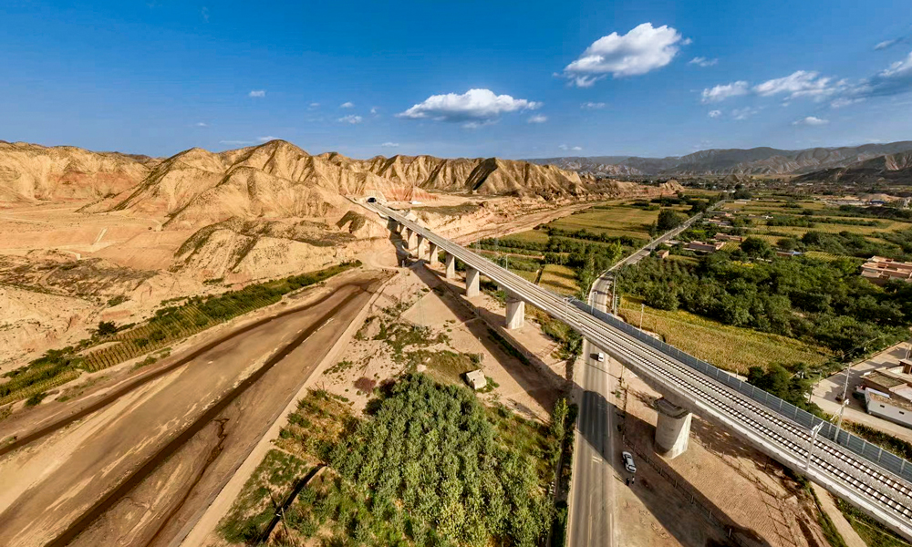 12月29日，由中國鐵建所屬鐵五院勘察設計，中鐵十一局、中國鐵建大橋局、中鐵十四局、中鐵十七局、中鐵二十局、中鐵二十二局、中鐵建設參建的銀（川）蘭（州）高鐵中（衛(wèi)）蘭（州）段正式開通運營，我國西北地區(qū)再添快速客運大通道。圖為銀蘭高鐵寶臺山隧道段。