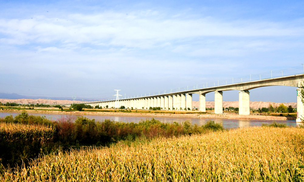 銀蘭高鐵是國家“八縱八橫”高速鐵路主通道之一“京蘭通道”的重要組成部分，是連接中國東北地區(qū)、京津冀經(jīng)濟區(qū)與西北、西南地區(qū)的便捷高速通道。該線路北起寧夏回族自治區(qū)中衛(wèi)市，向南經(jīng)甘肅省白銀市及蘭州市，設計速度為250公里/小時，線路全長219.671公里。圖為銀蘭高鐵靖遠黃河特大橋。