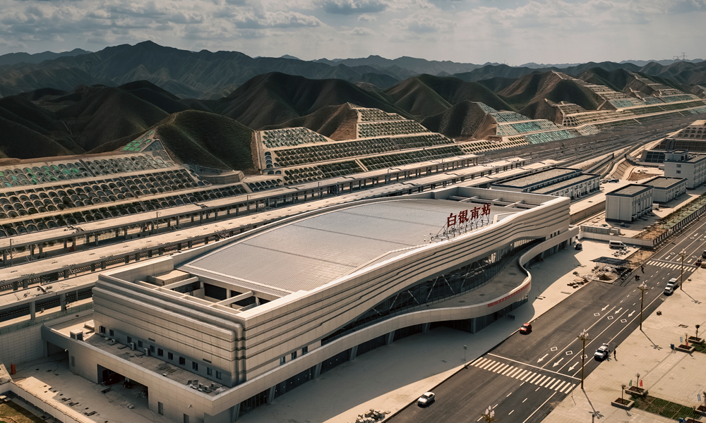 在我國西北地區(qū)最長單洞高鐵隧道、全線重點控制工程香山特長隧道建設中，針對全長17.763公里隧道穿越9條斷層破碎帶及4條褶皺，沿線分布坑洞、瓦斯及有害氣體、巖爆、軟巖變形和第三系富水弱膠結砂巖等不良地質問題，設計團隊多次組織專家論證，不斷完善優(yōu)化設計方案，為隧道掘進精準施策，確保了工程順利投用。圖為銀蘭高鐵白銀南站。