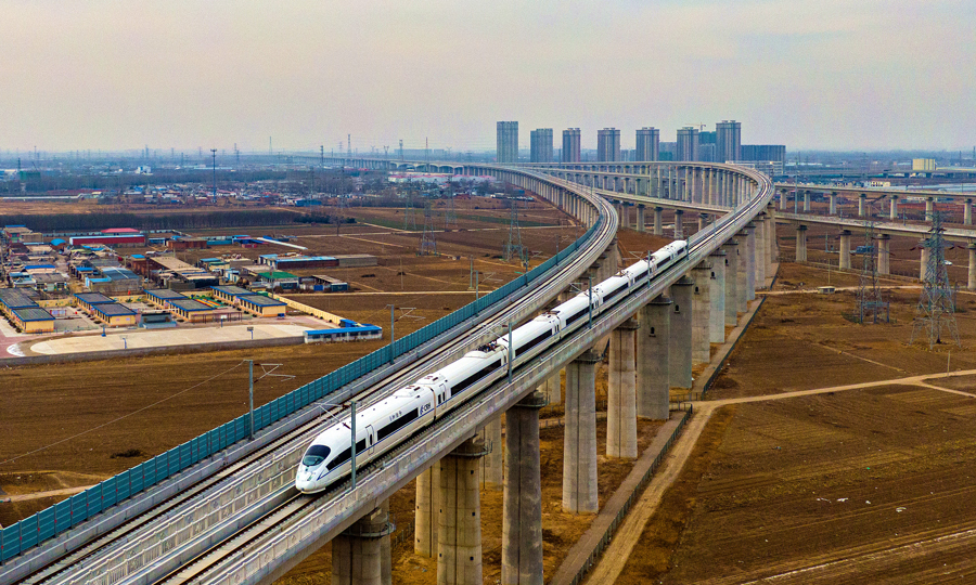 2022年12月30日，中國中鐵旗下中鐵電氣化局參建的京唐城際鐵路正式開通運(yùn)營，北京站至唐山站最快1小時3分可達(dá)。京唐城際鐵路起自北京城市副中心站，終到河北唐山站，正線線路全長148.7公里，共設(shè)車站8座，最高設(shè)計時速350公里。中鐵電氣化局負(fù)責(zé)京唐正線、津山線以及京唐津秦下行聯(lián)絡(luò)線橋梁、路基、站房等施工任務(wù)。