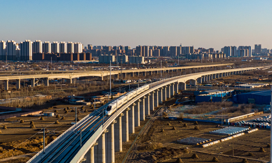 為減少傳統(tǒng)路基土方填料機(jī)械碾壓震動對既有運(yùn)營高鐵路基的影響，以及面對大跨度小半徑曲線橋梁重心不在支撐橋梁橋墩中心上等問題,中鐵電氣化建設(shè)團(tuán)隊大力創(chuàng)新，實(shí)現(xiàn)兩個國內(nèi)首次突破，在國內(nèi)高速鐵路區(qū)間路基工程中首次采用“輕質(zhì)泡沫混凝土”新材料，在國內(nèi)轉(zhuǎn)體梁施工中首次應(yīng)用“掛籃懸澆+超大節(jié)段支架現(xiàn)澆轉(zhuǎn)體”施工技術(shù)，確保了京唐城際鐵路順利建成。