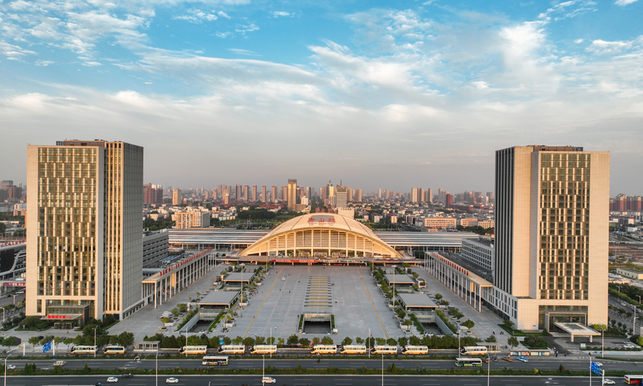 京唐城際鐵路開通后，打通了北京通州至唐山的城際通道，有力支撐京津唐地區(qū)經(jīng)濟(jì)一體化發(fā)展，對帶動北京通州、河北香河、天津?qū)氎嬉约疤粕降慕?jīng)濟(jì)協(xié)同發(fā)展具有重要意義。