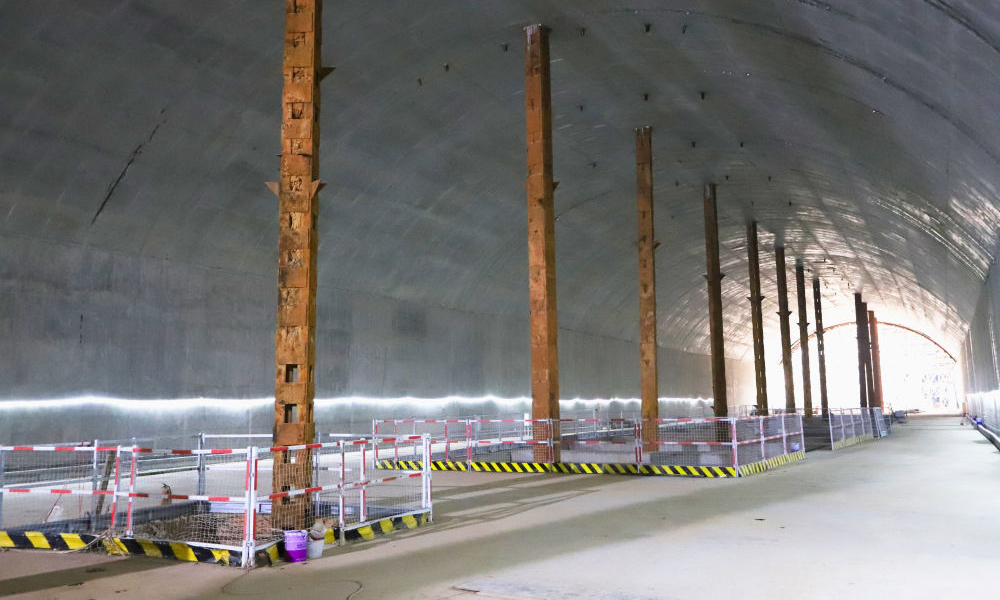 項目屬膨脹土層地帶，膨脹土遇水易膨脹變形、失水會收縮開裂、性質極不穩定，素有工程“攔路虎”之稱。建設團隊克服管線改遷復雜和綠化移栽量大等諸多困難，聘請第三方監測機構，在基坑開挖階段進行全天候24小時進行變形監測。經過426天“突擊戰”，順利完成主體結構圍護樁的施工。