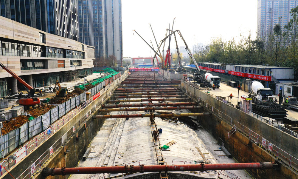 “地鐵車站施工工藝日趨成熟，簡約、美觀、新穎成為大部分車站選擇的風格。幸福梅林站弧形拱頂結構新穎而富有韻律，受力安全，節省材料。作為‘全國最大’，意味著沒有先例可以學習借鑒，我們面對‘零基礎’，從頭開始探索前進，在正式施工前留足時間組織專家科學論證，反復琢磨方案，歷經三個月時間，最佳施工方案出爐?！痹撠撠熑苏f。