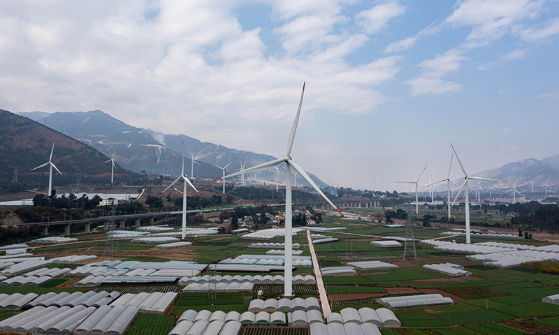 風電設施遍布四川省涼山彝族自治州德昌縣麻栗鎮(zhèn)（無人機照片，1月2日攝）。新華社記者 江宏景 攝