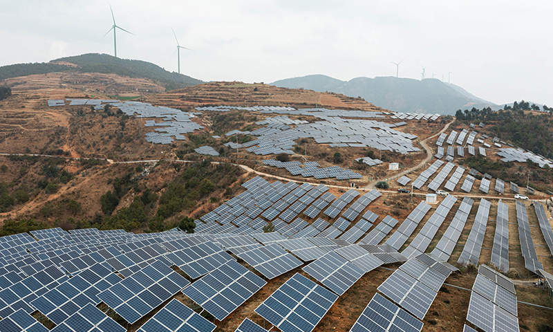 俯瞰雅礱江會理新能源有限責任公司黎州光伏電站發(fā)電場一角（無人機照片，1月2日攝）。新華社記者 江宏景 攝