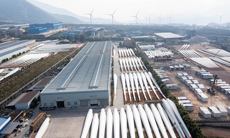 四川省涼山彝族自治州德昌縣風電裝備制造產(chǎn)業(yè)園里，風電裝備整齊地擺放在東方電氣風電（涼山）有限公司內(nèi)（無人機照片，1月2日攝）。新華社記者 江宏景 攝