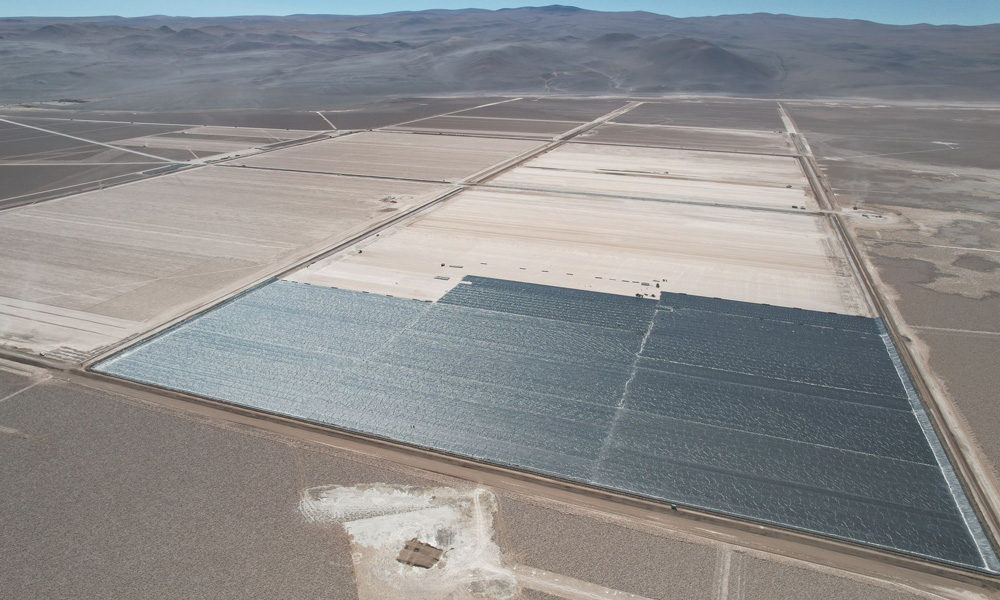 近日，隨著鹽水注入H51鹽湖蒸發池，中國中鐵旗下中鐵十局承建的阿根廷尤耶亞科鹽湖項目首個鹽湖蒸發池正式投入使用。H51鹽湖蒸發池容量達10億升，是尤耶亞科項目單體最大的鹽湖蒸發池。圖為項目施工現場。