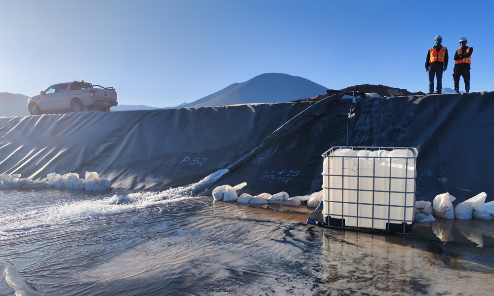 尤耶亞科鹽湖項目建成后，將助力當地年產2萬噸的氯化鋰工廠建設，提取的含量42克/升的濃縮鋰鹽水將送入位于薩爾塔省的一個加工廠加工處置，不僅對進一步整合資源優勢、發展當地鋰電產業具有重要意義，還對推進阿根廷綠色循環產業和資源綜合節約利用有著重要作用。圖為項目注水施工現場。