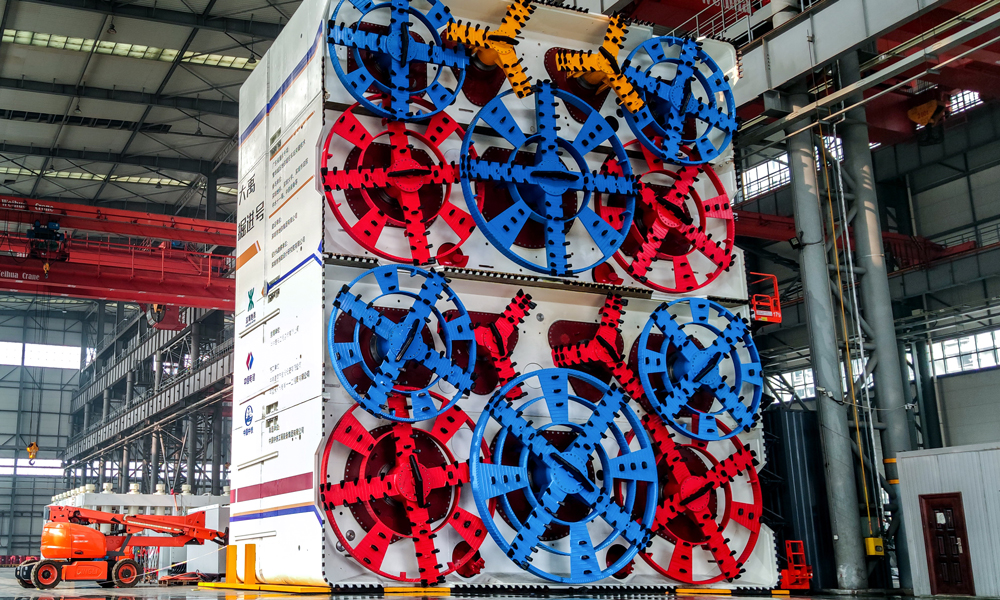 1月6日，中國(guó)中鐵旗下中鐵工業(yè)研制的世界最大斷面組合式矩形盾構(gòu)頂管機(jī)“中鐵1179號(hào)”在鄭州中鐵裝備國(guó)家TBM產(chǎn)業(yè)化中心下線，這是我國(guó)在矩形頂管技術(shù)上的再次重大突破，進(jìn)一步鞏固了我國(guó)在該領(lǐng)域的國(guó)際領(lǐng)先地位。