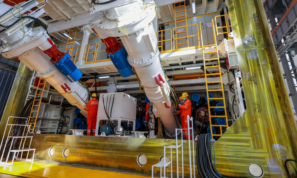 “中鐵1179號(hào)”設(shè)備寬11.295米、高13.55米，為深圳地鐵12號(hào)線沙三站試點(diǎn)項(xiàng)目量身定制，由兩臺(tái)設(shè)備上下組合而成。針對(duì)項(xiàng)目傳統(tǒng)暗挖風(fēng)險(xiǎn)系數(shù)高、圓形盾構(gòu)空間利用率低等問(wèn)題，中鐵工業(yè)本次研制機(jī)型采用多刀盤布置方式，多個(gè)螺旋機(jī)協(xié)同控制，通過(guò)微臺(tái)階開挖技術(shù)、姿態(tài)測(cè)量及控制技術(shù)等，實(shí)現(xiàn)了淺覆土、大斷面、零間隙開挖功能，有效提高了設(shè)備安全可靠性。