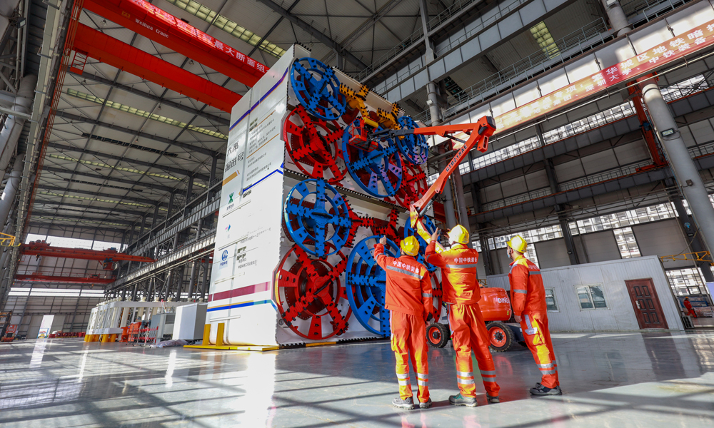 2019年以來(lái)，中國(guó)工程院院士陳湘生牽頭開展“繁華城區(qū)暗挖地鐵車站關(guān)鍵技術(shù)”科研攻關(guān)，深圳地鐵集團(tuán)、中鐵工業(yè)等多家單位“產(chǎn)學(xué)研用”緊密融合，在深圳沙三站項(xiàng)目首次將超大斷面組合式矩形盾構(gòu)頂管機(jī)引入地鐵車站建設(shè)，在推動(dòng)大型施工裝備研制的同時(shí)，實(shí)現(xiàn)地下空間施工工法重大創(chuàng)新。