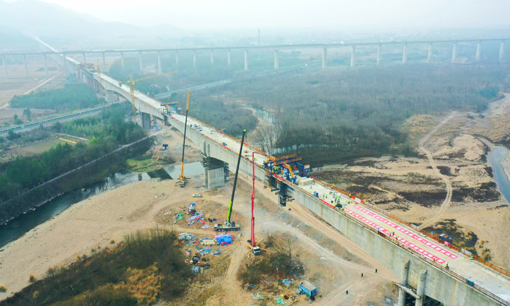 仙居特大橋位于浙江省臺州市仙居縣境內，全橋總長3999.41米，上跨永安溪及S28臺金高速處設計為（84+5*150+84）米剛構連續梁，其中5*150米連續梁是國內在建鐵路項目最長五連跨預應力混凝土剛構連續梁。剛構連續梁上跨既有公路線、縣道和溪流，施工難度大、安全風險高、環水保要求嚴，是杭溫鐵路全線重點控制性工程。