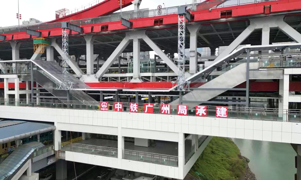 曾家?guī)r站中有40米需跨越正在運(yùn)營(yíng)的2號(hào)線。為實(shí)現(xiàn)2200噸的整體鋼結(jié)構(gòu)平臺(tái)安全跨越2號(hào)線軌行區(qū)架設(shè)，項(xiàng)目團(tuán)隊(duì)采用了“步履式頂推施工”工藝，同時(shí)通過(guò)建立BIM結(jié)構(gòu)模型反復(fù)模擬施工工況和驗(yàn)算，確保了鋼結(jié)構(gòu)平臺(tái)在跨越2號(hào)線頂推施工中的平衡穩(wěn)定。項(xiàng)目部還創(chuàng)新并運(yùn)用了狹小空間新建與既有線地鐵高架車站改造施工技術(shù)、淺埋雙線地鐵隧道下穿斜坡面舊宅居民樓暗挖施工技術(shù)等，共獲得國(guó)家公路工法2項(xiàng)、授權(quán)專利8項(xiàng)。