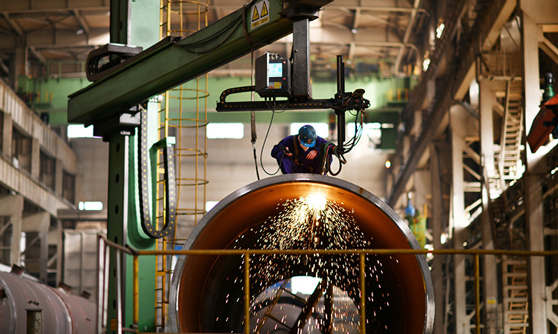 1月25日，工人在哈電集團哈爾濱鍋爐廠有限責任公司生產車間內作業。新華社記者 王建威 攝