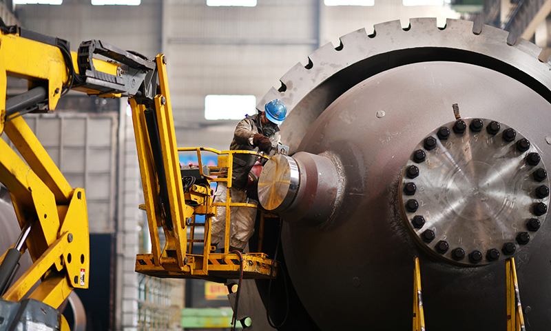 1月25日，工人在哈電集團哈爾濱鍋爐廠有限責任公司生產車間內作業。新華社記者 王建威 攝