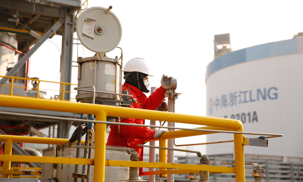 春節(jié)期間，數(shù)萬名中國海油的建設者奮戰(zhàn)在增儲上產(chǎn)、能源保供的第一線，他們用海油人的“奮斗指數(shù)”換來千家萬戶的“幸福指數(shù)”。圖為近日，氣電集團浙江LNG接收站工藝人員對設備開展細致巡檢，保障天然氣平穩(wěn)外輸。崔偉永 攝