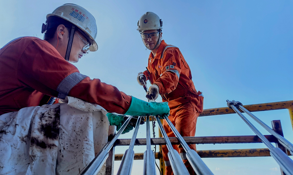 1月24日，有限深圳分公司番禺4-2A平臺員工在中層甲板開展清洗水力旋流器作業(yè)。丁焰 攝