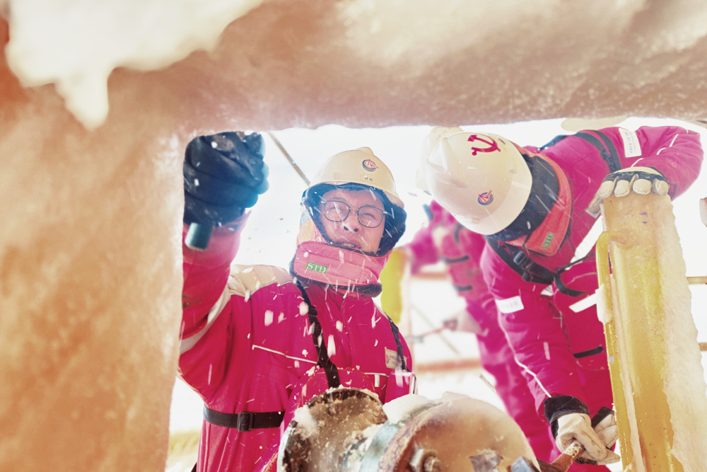 1月23日，有限天津分公司蓬勃作業(yè)公司CEPB平臺一線員工合力清雪破冰，除去潛在隱患，保障巡檢和施工作業(yè)安全。袁偉亮 林琳 攝