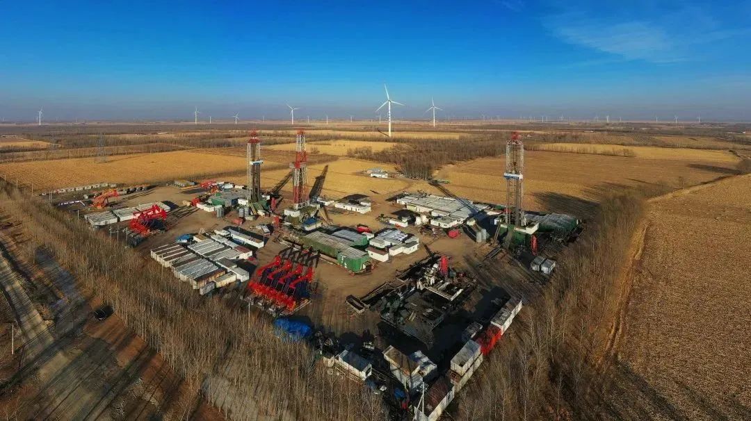 開年以來，遼河油田努力克服低溫寒潮和去年洪澇災害后續影響，深挖老井潛力，加快新井投產，推動油氣產量實現逆勢增長。1月份，遼河油田平均日產油27102噸，日產氣249萬方，全月累計生產原油84.01萬噸，均超月度計劃線運行，油氣生產實現高起點起步。陳允長 攝