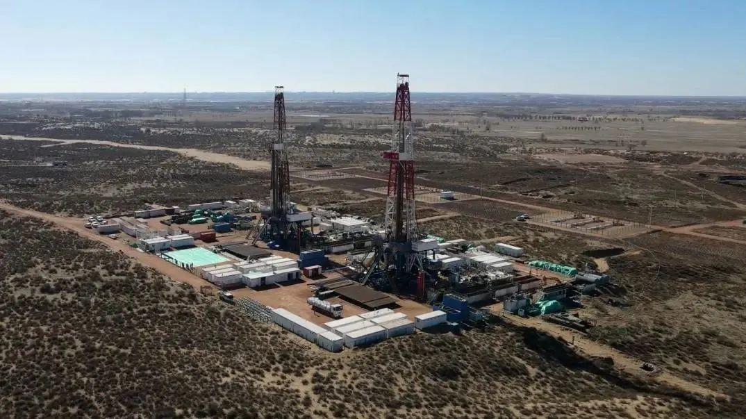 新年開局，長慶油田以“實”字當頭、“干”字為先，牢牢把握增儲上產主動權，持續提升天然氣冬季保供能力。1月份，長慶油田累計生產原油219.03萬噸，天然氣48.07億立方米，油氣當量達到602.06萬噸，同比增加15.36萬噸。王友花 攝