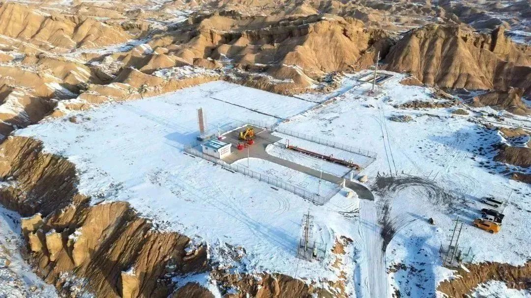 近日，塔里木油田精心組織冬季生產，狠抓保供責任。截至1月末，塔里木油田生產原油70.4萬噸、天然氣31.2億立方米，累計生產油氣產量當量319萬噸，同比增加5萬噸。景小雷 攝