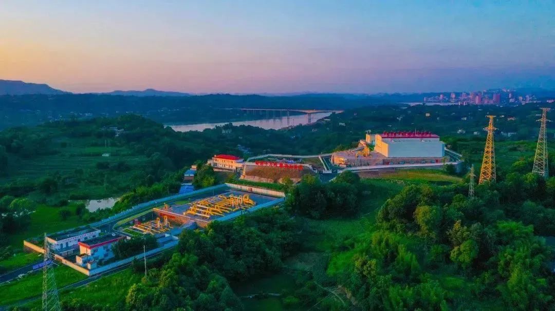 1月份，西南油氣田按照“產能最大發揮、天然氣穩定供應”原則，生產天然氣超36億立方米，同比增長近3億立方米。同時，加快常規氣、頁巖氣、致密氣產能建設步伐，投產新井30余口，新建年產能超過14億立方米。肖毅 攝