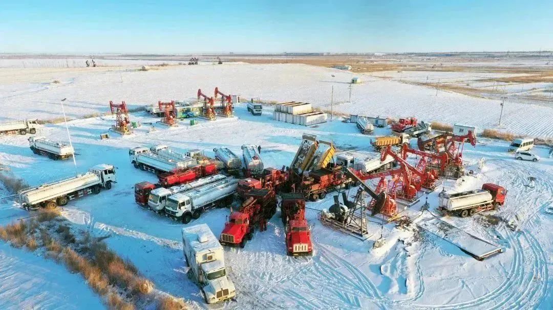 新年伊始，吉林油田克服冬季氣溫較低等實際困難，以促進主力油田效益穩產為導向，盯緊本質扭虧中心任務，全力以赴抓油氣穩產、增產。1月份，吉林油田生產原油41萬噸，同比增長1.48%；生產天然氣9183萬立方米，超計劃5.79%。周昕林 攝