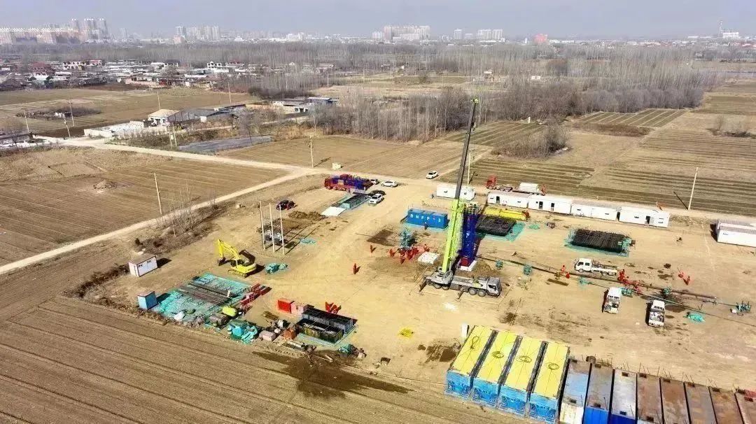 新年首月，華北油田拉滿弓、鉚足勁，實施老油田“壓艙石工程”。1月份，華北油田完成實施60口，日增油143噸，階段增油2895噸，超額完成1月油水井進攻性措施。截至目前，原油、天然氣、煤層氣產量均超出計劃運行，其中煤層氣產量同比增加44%。劉天一 攝