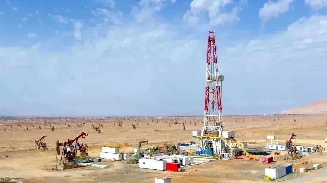 新年開局，吐哈油田開發系統按照總體部署，20部鉆機有序啟動，60部作業動力全面鋪開，在鄯善、魯克沁、三塘湖等區域擺開上產戰場。1月份，吐哈油田原油日產同比提高5%，天然氣日產保持80萬立方米以上穩產。王希瑞 攝