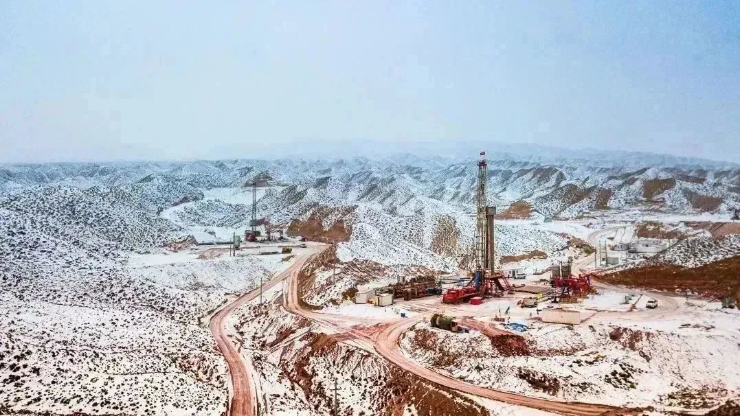 近日，玉門油田高效組織原油生產開發工作，狠抓冬季安全生產管理，緊盯天氣變化，加強油水井的日常動態管理。1月份，玉門油田累計產油6.36萬噸，累計產氣760.87萬立方米。扎實推進新能源項目，200兆瓦光伏發電項目運行平穩。朱俊霖 攝