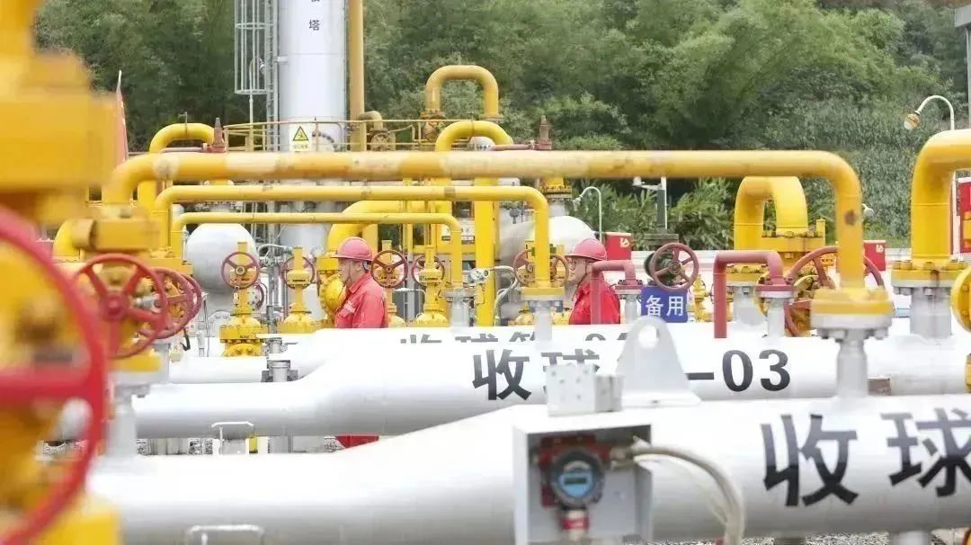 近日，浙江油田圍繞黃金壩、紫金壩、云山壩、蘇北等主力油氣田，樹立“效益開發”理念，以“技術提產、管理提效”為主線，推進穩產上產。1月份，浙江油田生產天然氣1.65億立方米，生產原油1706.8噸，在計劃指標線以上運行。陳旭 攝