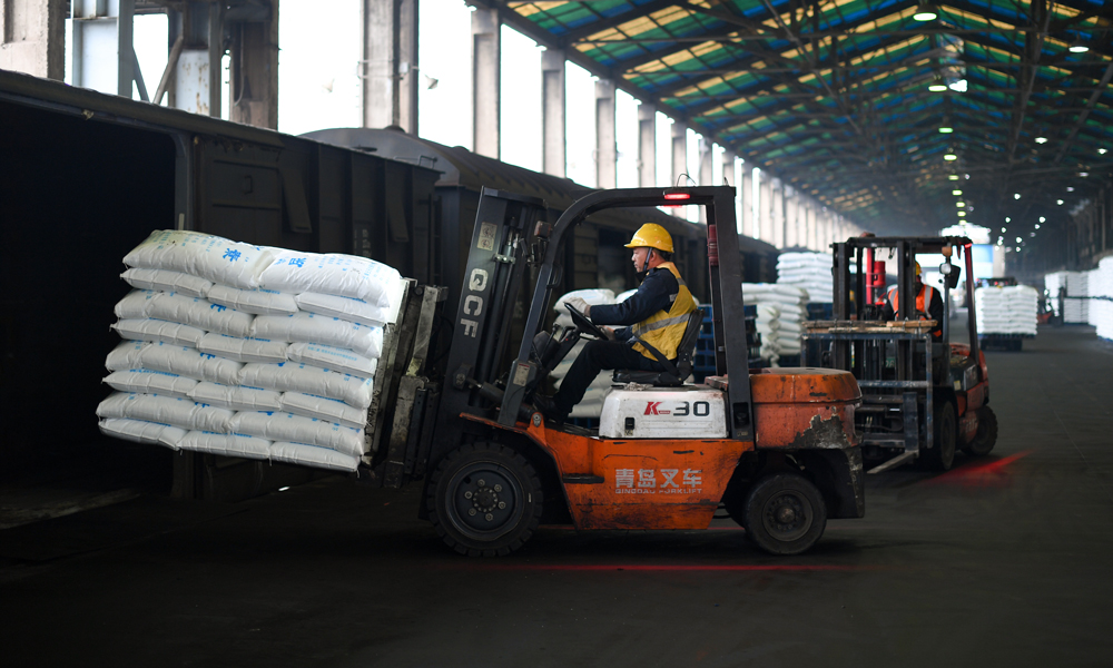 眼下正值春耕備耕時節，作為春耕期間投放化肥產品位居中國前列的國內大型涉農企業，云天化集團充分發揮大型氮磷肥裝置規模優勢、技術優勢和安全環保優勢，以周期性、計劃性、預防性管控為措施，持續提升裝置“長周期”運行能力，有效發揮裝置產能，全力以赴保障春耕化肥供應工作。