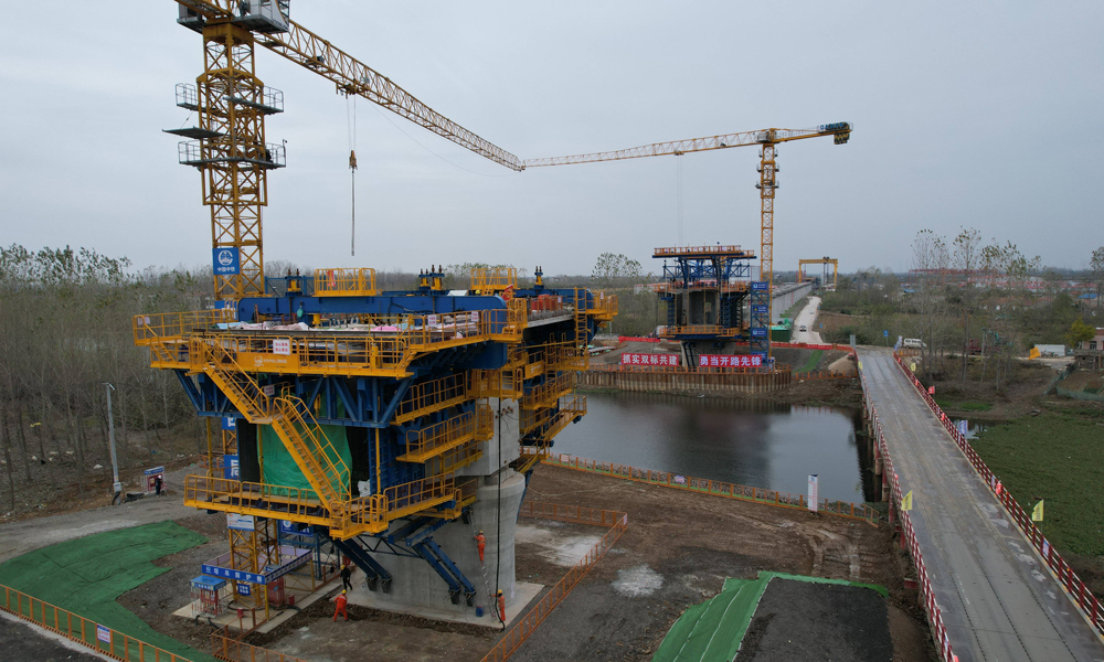 目前，智慧造橋機已經開始跨民樂渠連續梁第三個節段澆筑工作，其迅速的投入使用，將為滬渝蓉高鐵加速連接長三角城市群、長江中游城市群、成渝城市群在內的長江經濟帶，極大的實現經濟聯動，為武漢打造新時代九省通衢貢獻力量。