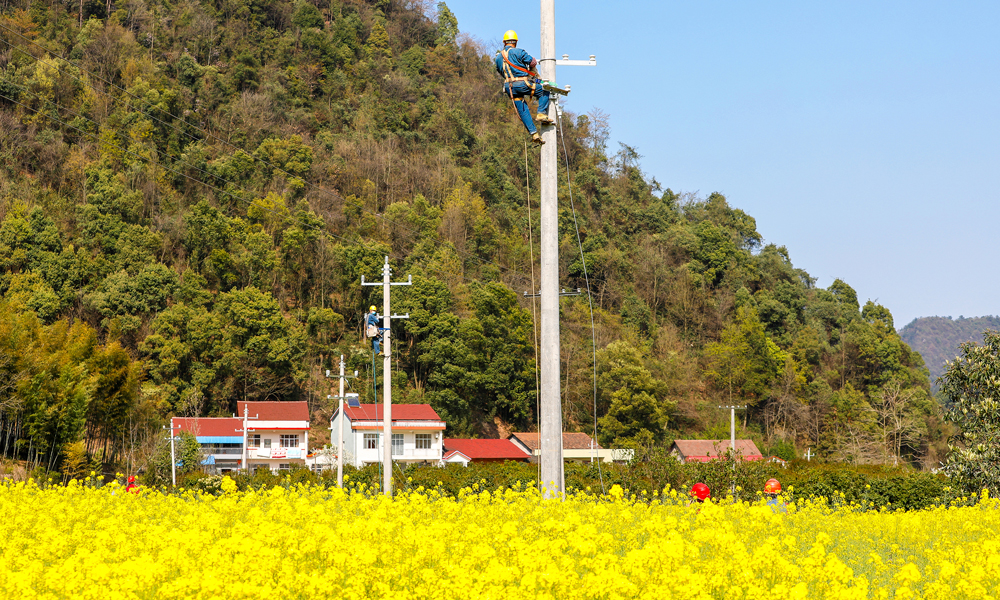 新春伊始，國家電網有限公司各單位迅速投入火熱的生產中，服務走在前面，保障時刻在線，精心運維電力線路，保障人民群眾用電無憂。圖為2月15日，湖南常德供電公司工作人員在熱市鎮龍家嘴村開展線路改造施工。