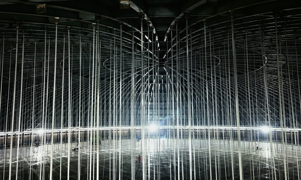 升頂時，施工項目團隊為“氣墩墩”戴上重達1140噸的“帽子”。圖為穹頂內部，作業人員完成吊頂安裝作業。