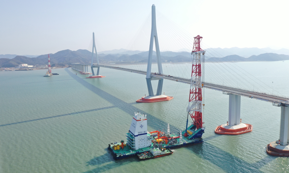 2月17日，中國中鐵設(shè)計并參建的寧象市域（郊）鐵路象山港跨海大橋全面開建，該橋建成后將創(chuàng)下“國內(nèi)首座市域（郊）鐵路跨海大橋”“國內(nèi)并行既有線最大跨徑橋梁”“國內(nèi)最大跨度組合四鋼箱梁鐵路斜拉橋”等記錄。