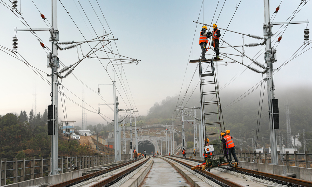 2月16日，中國中鐵參建的貴南高鐵全線進入靜態(tài)驗收階段，通車后將成為貴州、廣西首條設(shè)計時速350公里的高速鐵路。圖為工作人員進行接觸線精調(diào)。